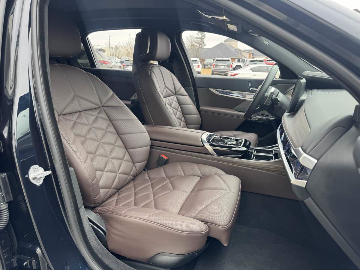Used 2025 BMW 740i xDrive AWD/4WD image 11