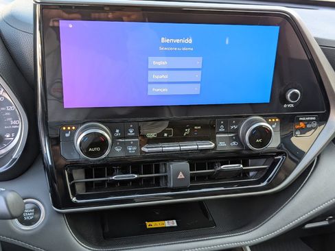 Used 2024 Toyota Highlander XLE image 18