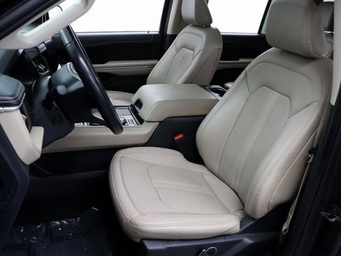 Used 2023 Ford Expedition Limited image 9