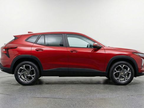 Used 2025 Chevrolet Trax LT FWD image 11