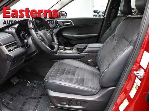 Used 2025 Mitsubishi Outlander AWD image 14
