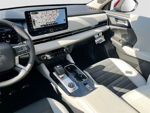 New 2025 Mitsubishi Outlander SE image 24