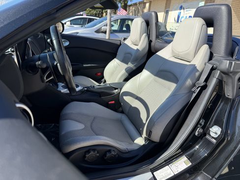 Used 2017 Nissan 370Z Touring image 9