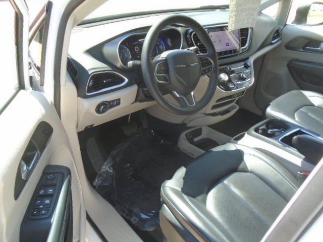 Used 2023 Chrysler Pacifica Touring-L FWD image 14