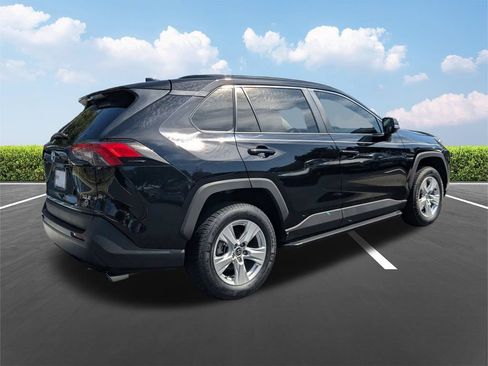 Certified 2021 Toyota RAV4 XLE w/ Convenience Package FWD image 5