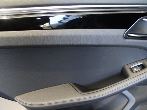 Certified 2025 Porsche Macan image 28