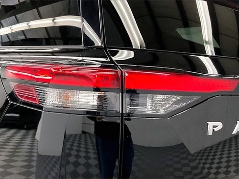 Used 2024 Nissan Pathfinder S image 30