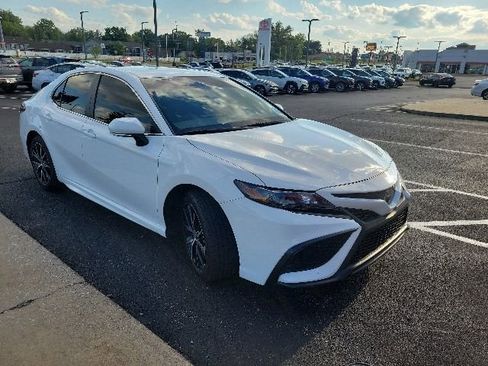 Used 2023 Toyota Camry SE FWD image 1