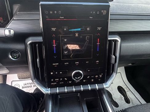 Used 2025 GMC Acadia Elevation image 17