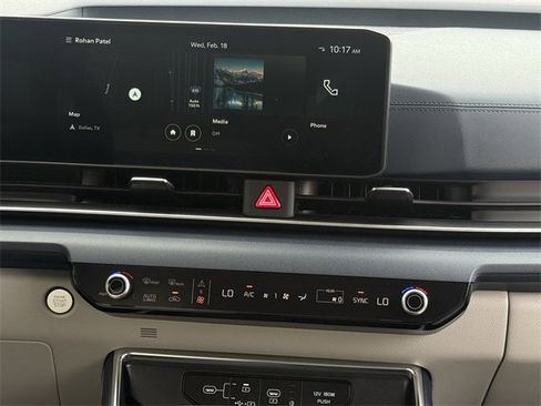 Used 2025 Kia Carnival EX image 17