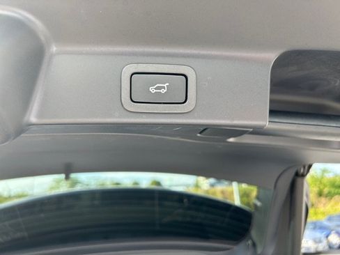 Certified 2022 Jaguar F-PACE S image 13