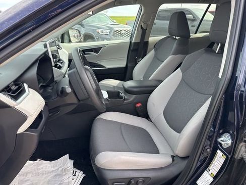 Used 2025 Toyota RAV4 XLE AWD/4WD image 7