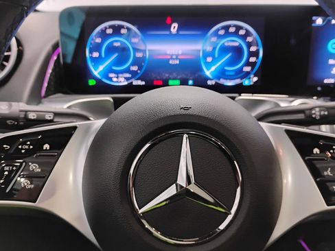 Used 2024 Mercedes-Benz EQB 300 4MATIC image 10