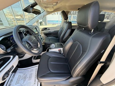 Used 2024 Chrysler Pacifica Touring-L image 10