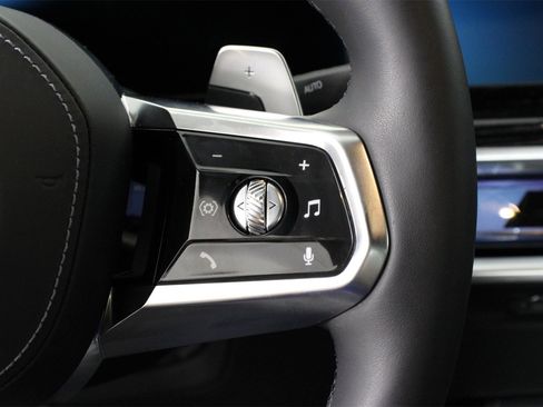 Used 2025 BMW 740i image 11