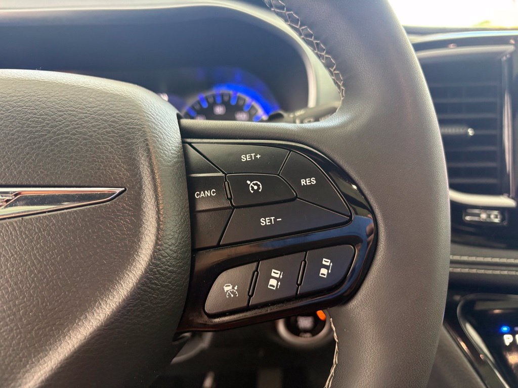 Used 2025 Chrysler Pacifica Limited FWD image 13