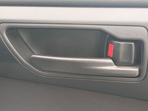 Used 2025 Toyota Highlander LE FWD image 34