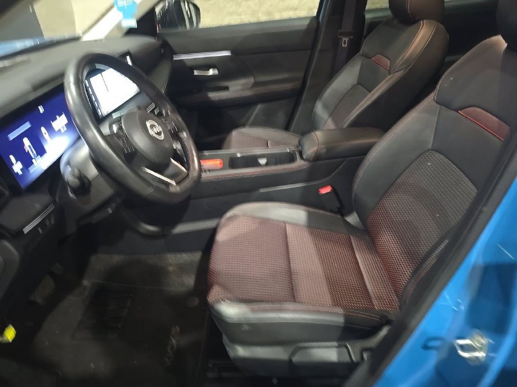 Used 2025 Nissan Kicks SR FWD image 9