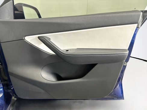 Used 2021 Tesla Model Y Long Range AWD/4WD image 30