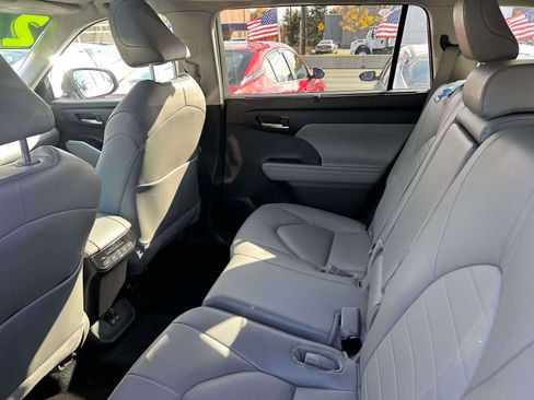Used 2024 Toyota Highlander XLE image 9