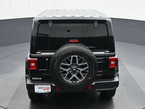 Used 2025 Jeep Wrangler Unlimited Sahara AWD/4WD image 22