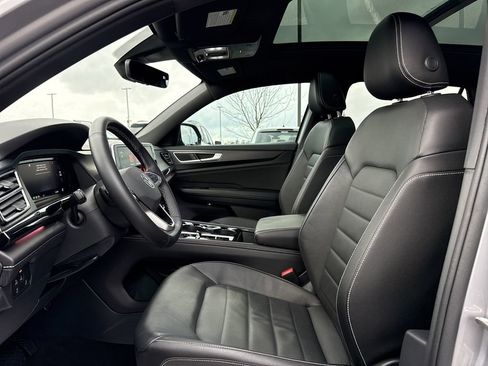 Used 2025 Volkswagen Atlas Cross Sport SEL image 11