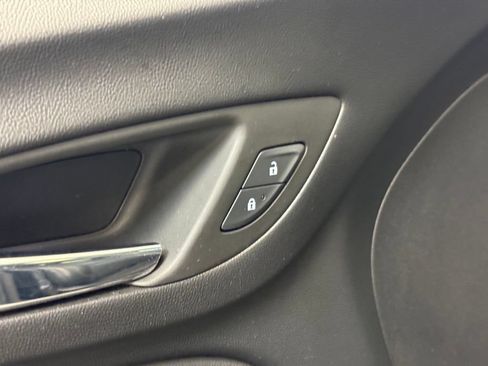 Used 2023 Chevrolet Equinox Premier AWD/4WD image 10
