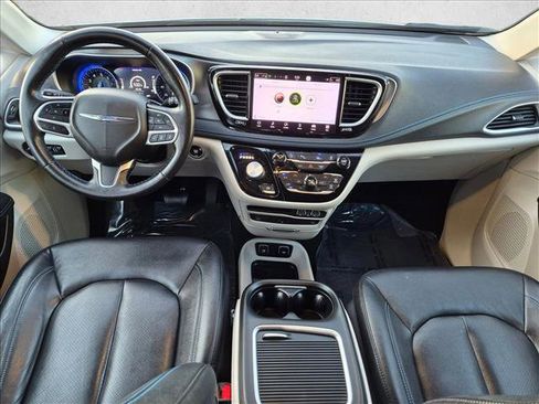Used 2021 Chrysler Pacifica Touring-L w/ Uconnect Theater Family Group FWD image 16