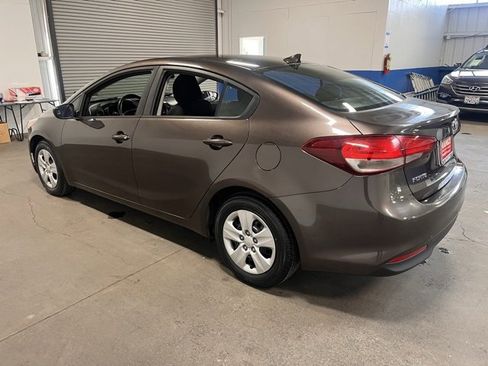 Used 2017 Kia Forte LX image 5