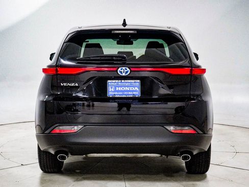 Used 2023 Toyota Venza LE AWD/4WD image 7