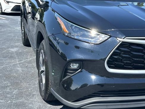 Used 2022 Toyota Highlander XLE AWD/4WD image 10