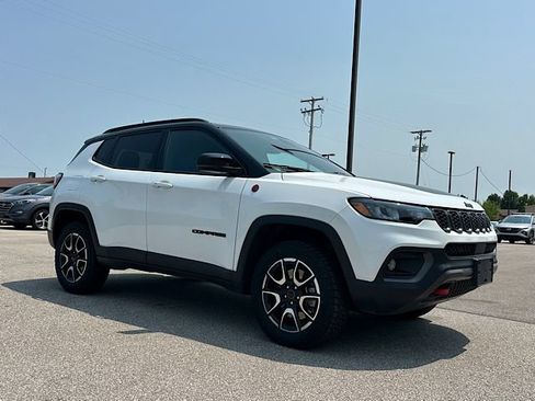Used 2025 Jeep Compass Trailhawk AWD/4WD image 7