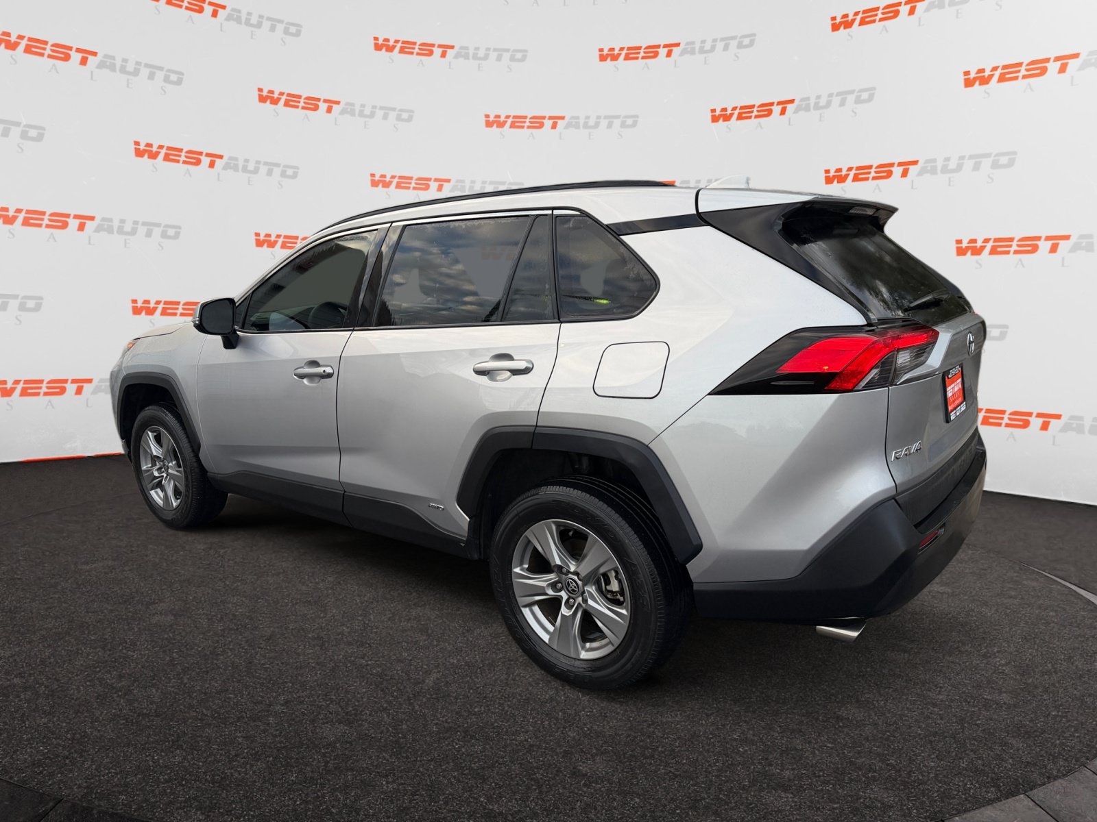 Used 2022 Toyota RAV4 XLE w/ Convenience Package AWD/4WD image 3