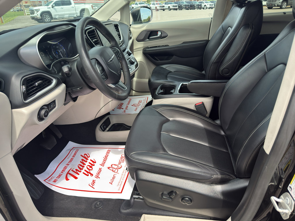 Used 2023 Chrysler Pacifica Touring-L FWD image 11