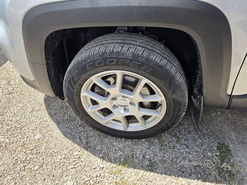 Used 2019 Jeep Renegade Latitude w/ Cold Weather Group AWD/4WD image 3