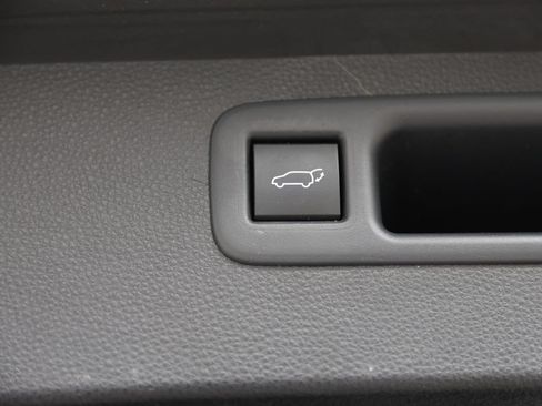 Used 2021 Toyota Highlander XLE AWD/4WD image 10