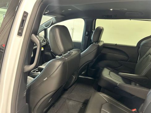 New 2026 Chrysler Pacifica Select image 29