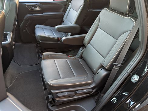 Used 2023 GMC Yukon SLT w/ SLT Luxury Package image 18