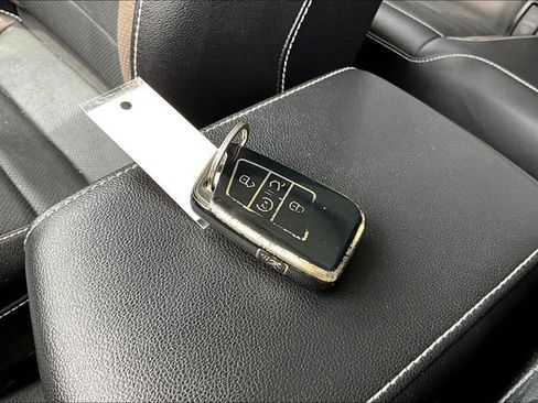 Used 2022 Volkswagen Taos SEL image 35