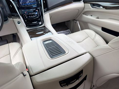 Used 2018 Cadillac Escalade Luxury RWD image 24