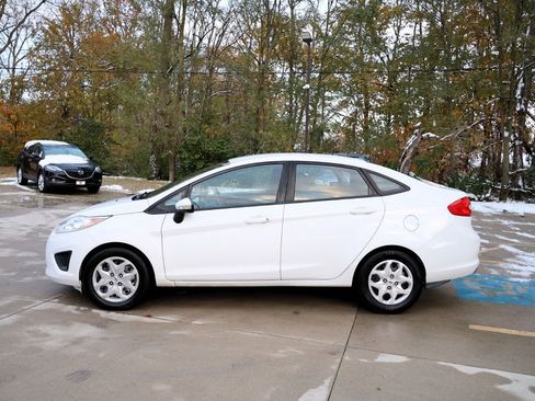 Used 2013 Ford Fiesta SE image 4