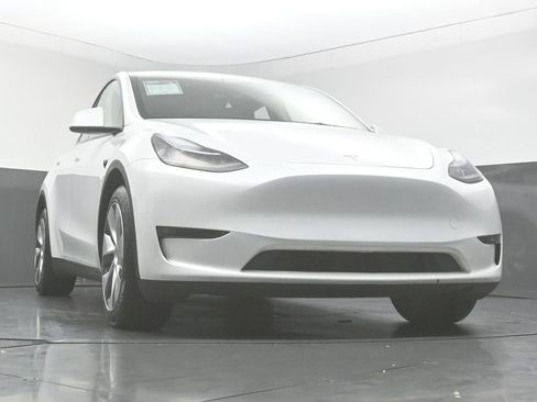 Used 2023 Tesla Model Y Long Range AWD/4WD image 42