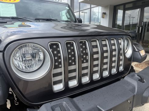 Used 2019 Jeep Wrangler Unlimited Sahara AWD/4WD image 17