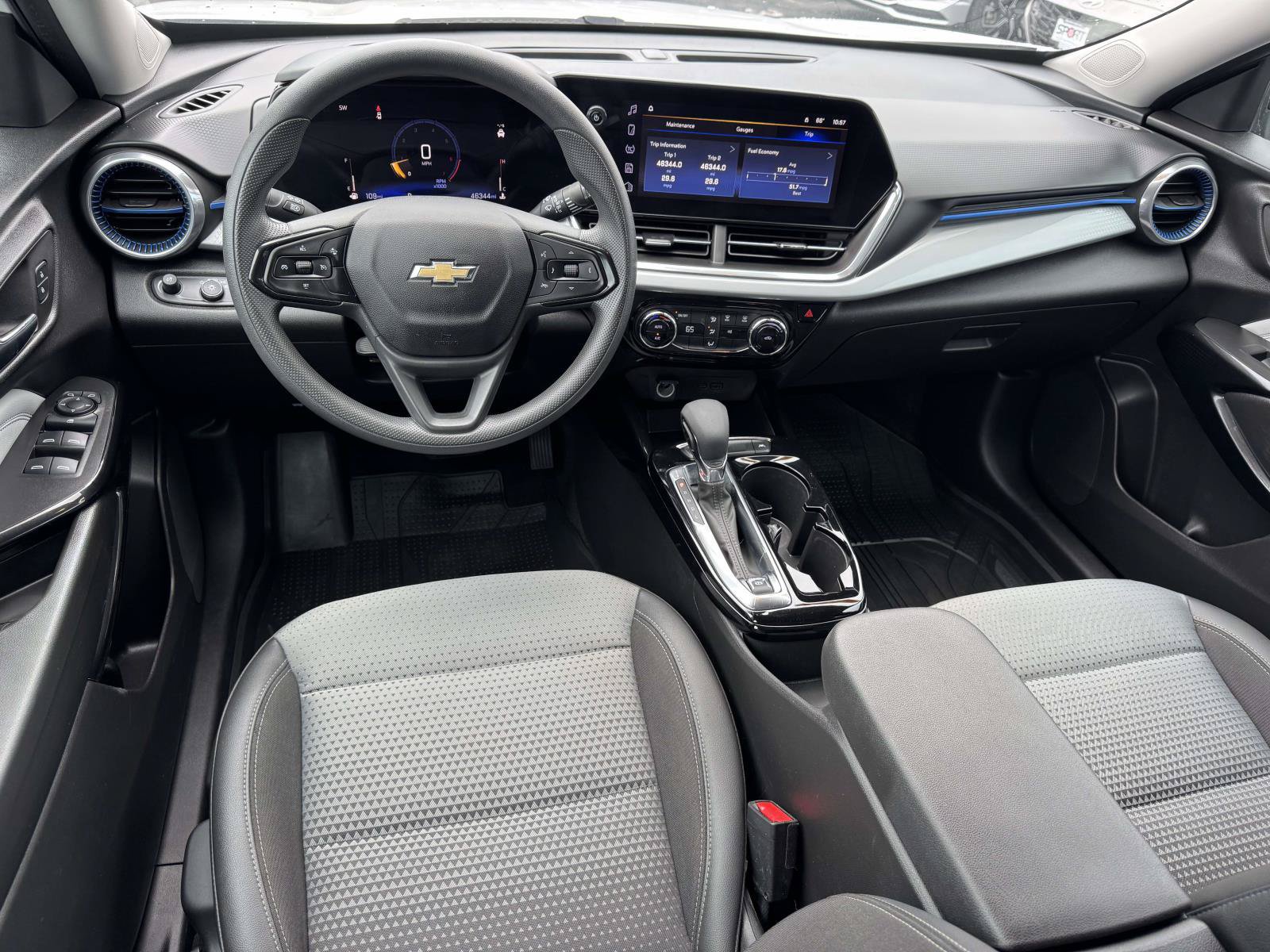 Used 2024 Chevrolet Trax LT FWD image 2