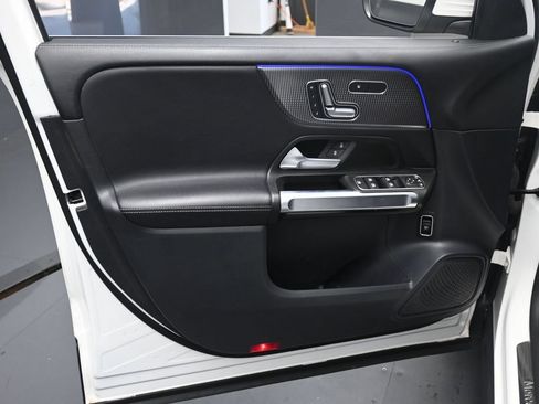 Used 2022 Mercedes-Benz GLB 250 4MATIC image 23