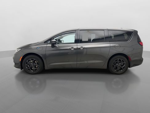 Used 2023 Chrysler Pacifica Limited w/ Uconnect Theater Family Group FWD image 2