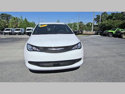 Used 2025 Chrysler Voyager LX FWD image 39