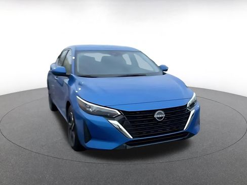 Used 2025 Nissan Sentra SV image 3