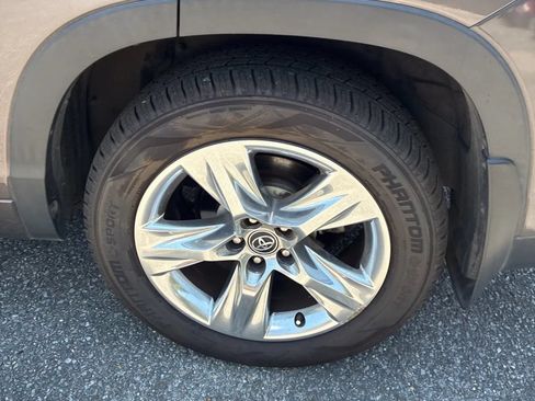 Used 2016 Toyota Highlander Limited Platinum AWD/4WD image 18