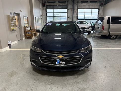 Used 2017 Chevrolet Malibu LT FWD image 3